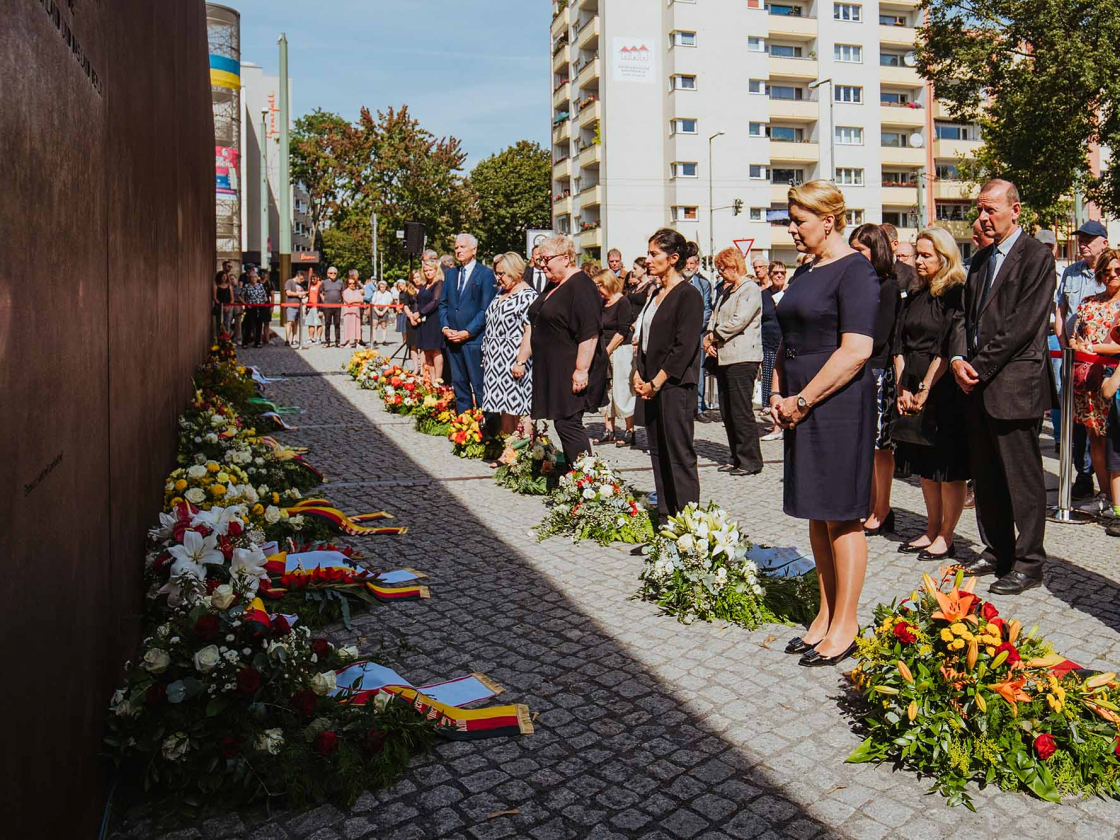 Kränze am Denkmal
