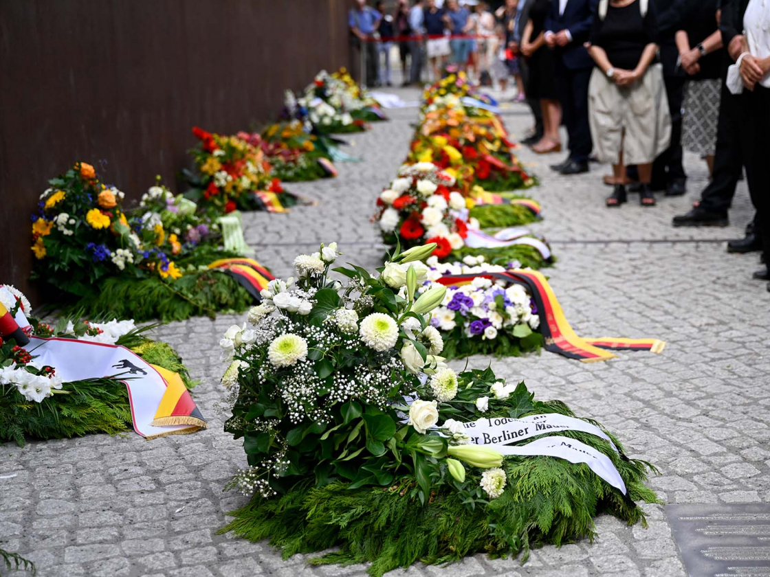 Kränze am Denkmal