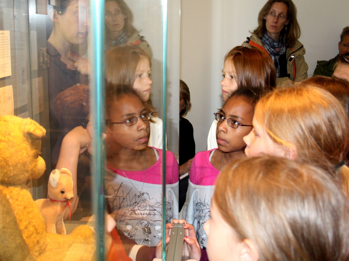 Kinder vor Vitrine