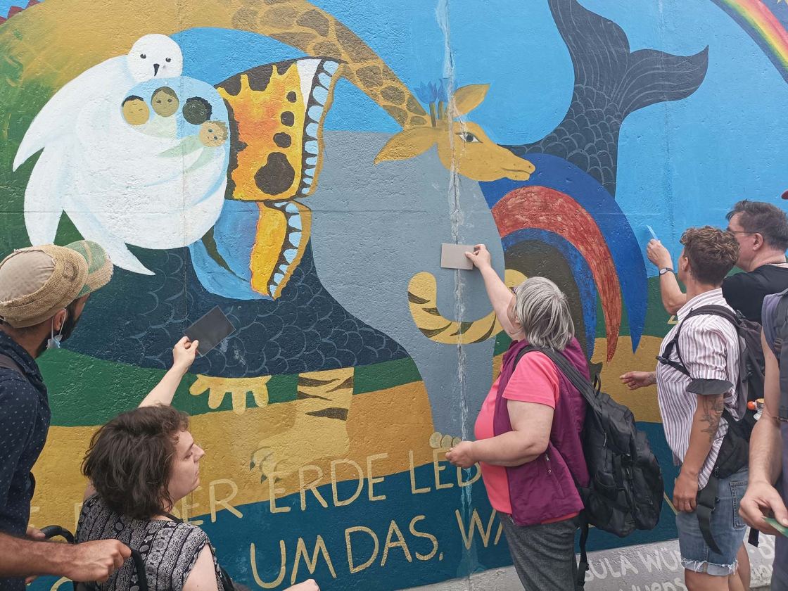 Teilnehmende am Bild von Ursula Wünsch, Frieden für Alles, East Side Gallery