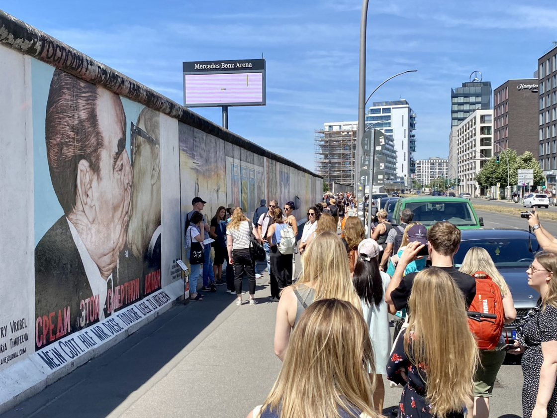 Touristen an der East Side Gallery