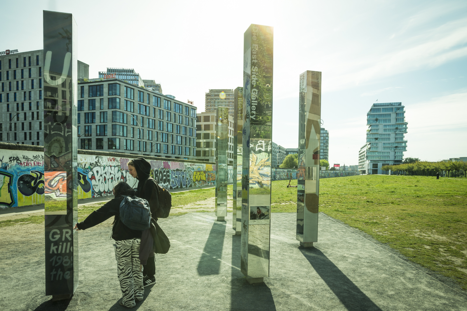 Besuchende zwischen den Infostelen an der East Side Gallery