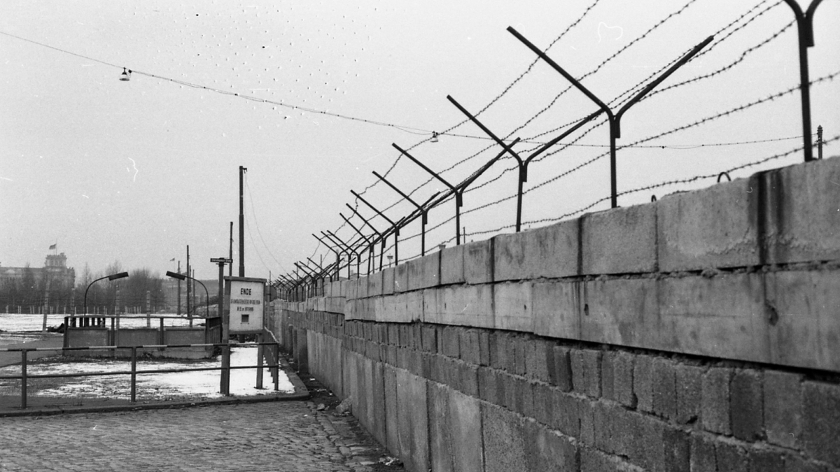 Die Grenzmauer mit Stacheldraht