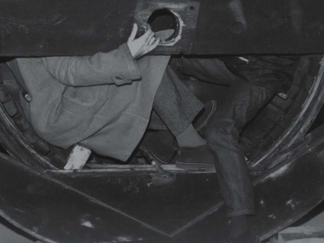 Zwei Menschen in einem Fluchttunnel
