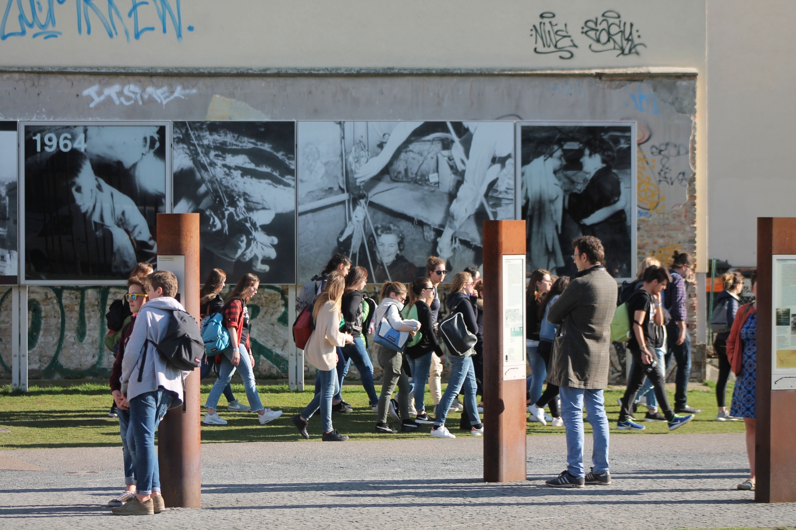 Eine Gruppe von Personen erkundet das Außengelände der Stiftung Berliner Mauer