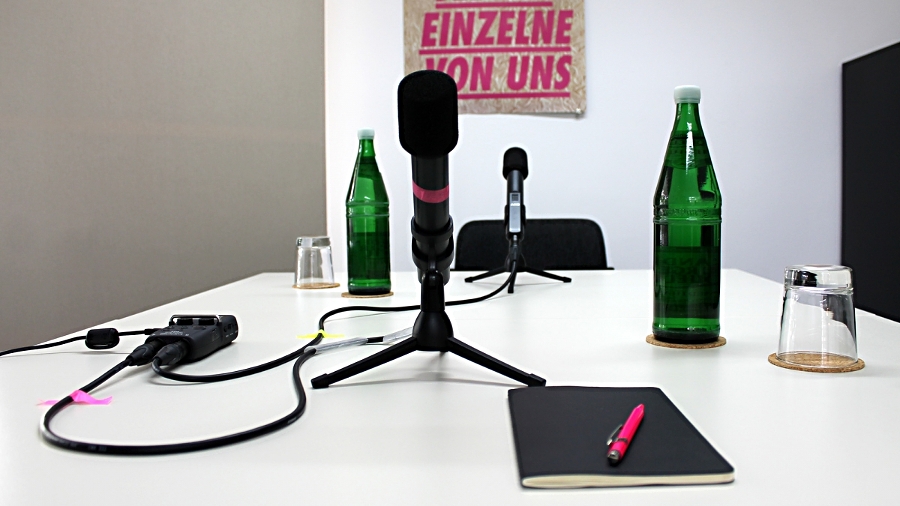 Aufgebaute Interviewsituation mit Mikrofon